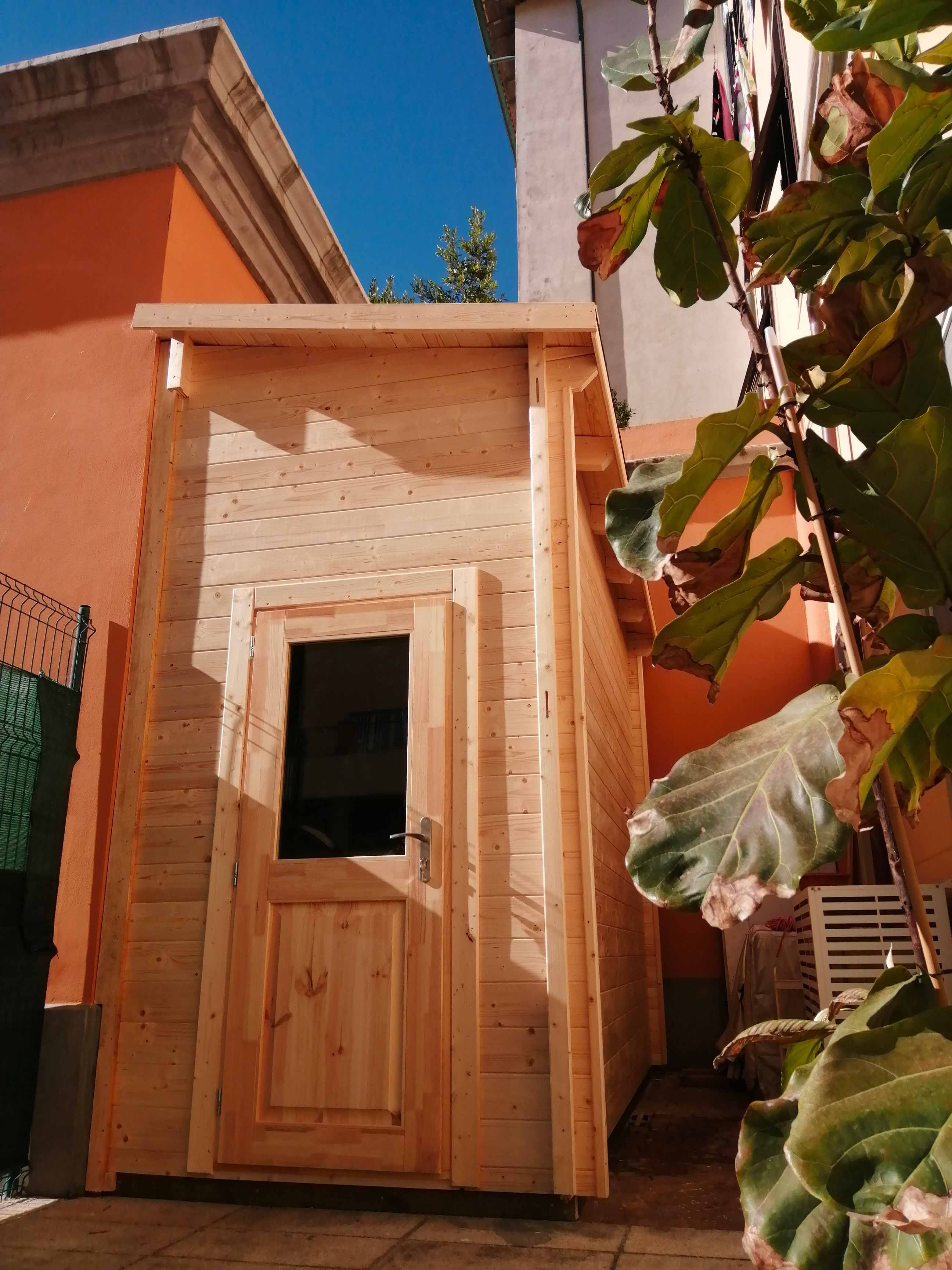 casetta in legno addossata, portattrezzi addossato, capanno addossato