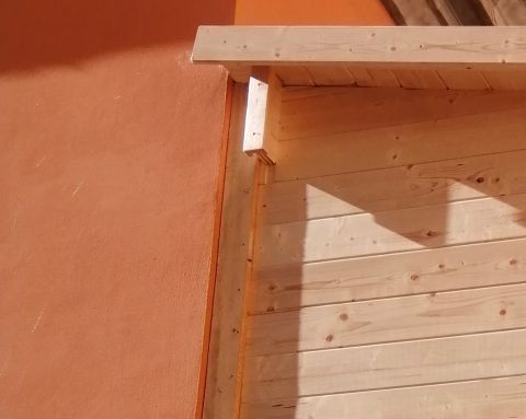 casetta in legno addossata, portattrezzi addossato, capanno addossato